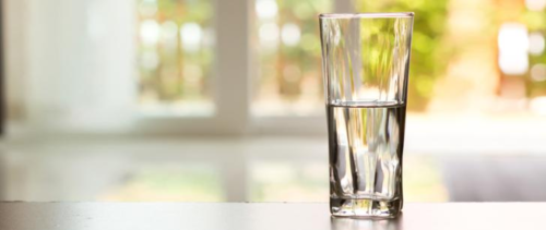 Grafika przedstawiająca szklankę wody
